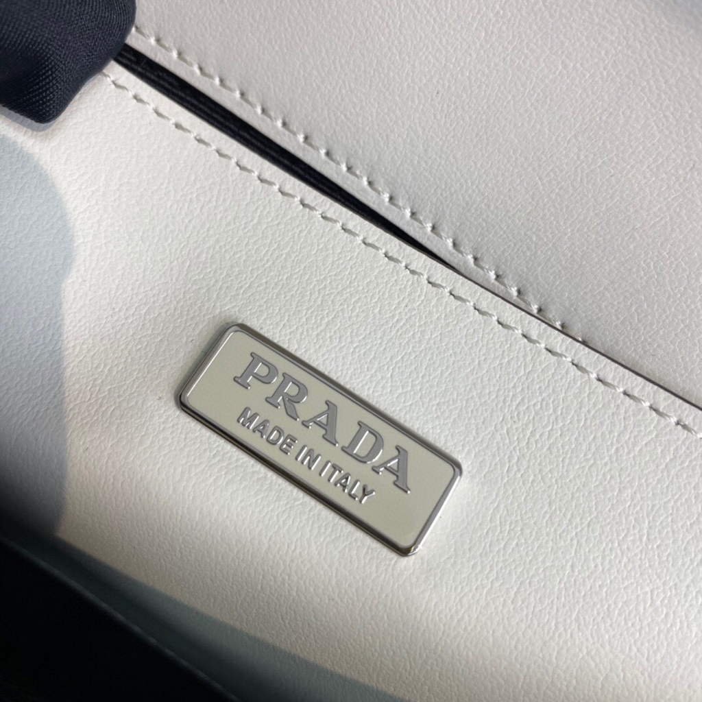 653253900cc7c.jpg Replica Prada Brushed leather Prada Femme 1BD323 White