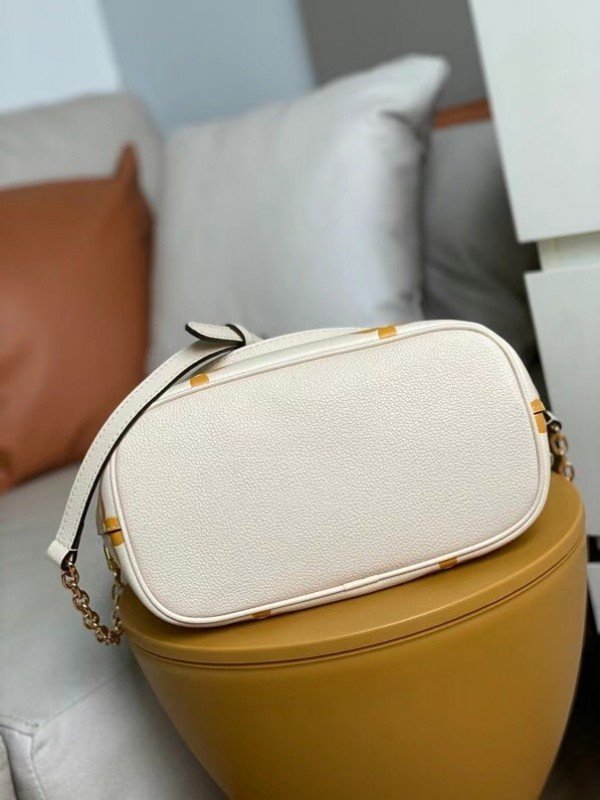 Replica Louis Vuitton Marshmallow Hobo Bag By The Pool M45698 BLV507