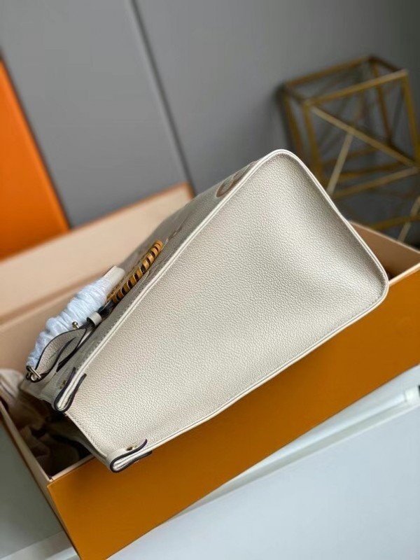 Replica Louis Vuitton OnTheGo MM Bag By The Pool M45717 BLV530
