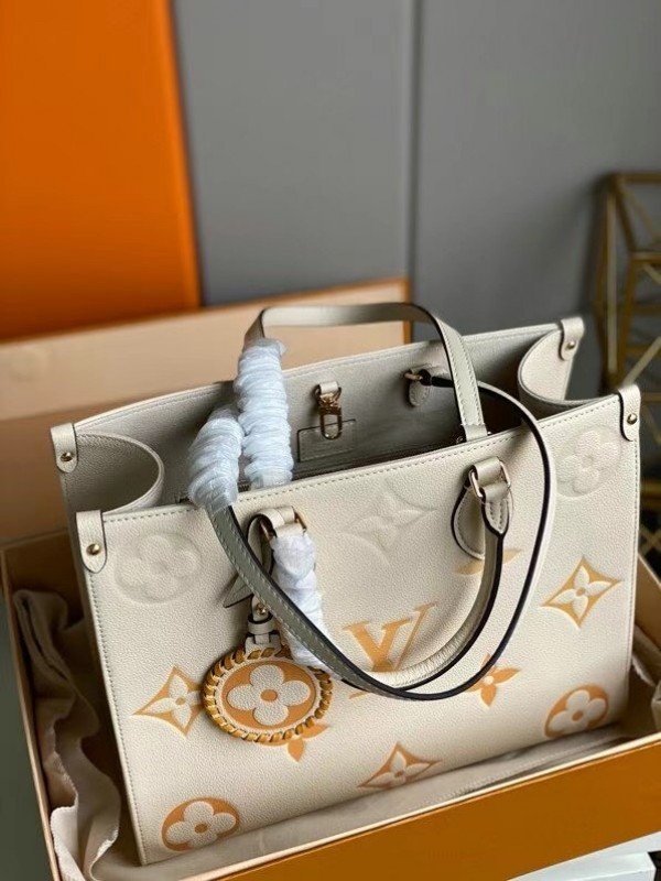 Replica Louis Vuitton OnTheGo MM Bag By The Pool M45717 BLV530