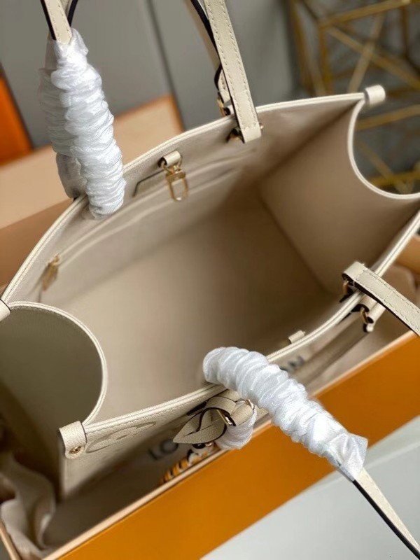 Replica Louis Vuitton OnTheGo MM Bag By The Pool M45717 BLV530