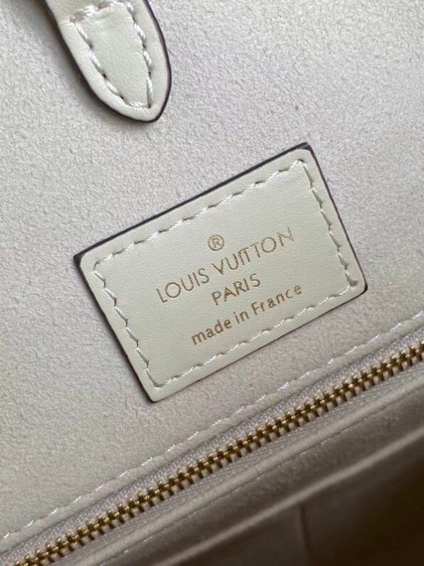Replica Louis Vuitton OnTheGo MM Bag By The Pool M45717 BLV530