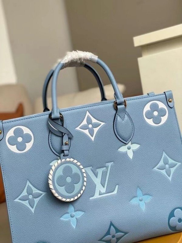 Replica Louis Vuitton OnTheGo MM Bag By The Pool M45718 BLV518