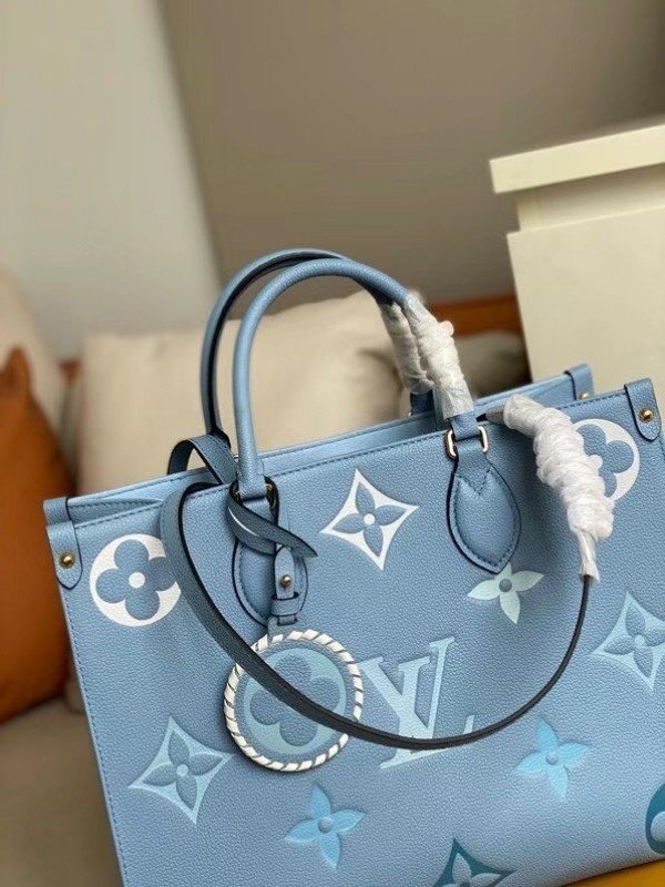 Replica Louis Vuitton OnTheGo MM Bag By The Pool M45718 BLV518