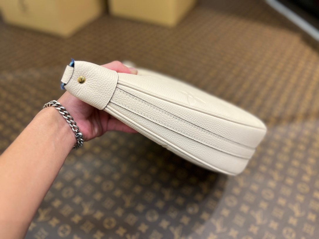 Replica Louis Vuitton  Loop Hobo  M46739