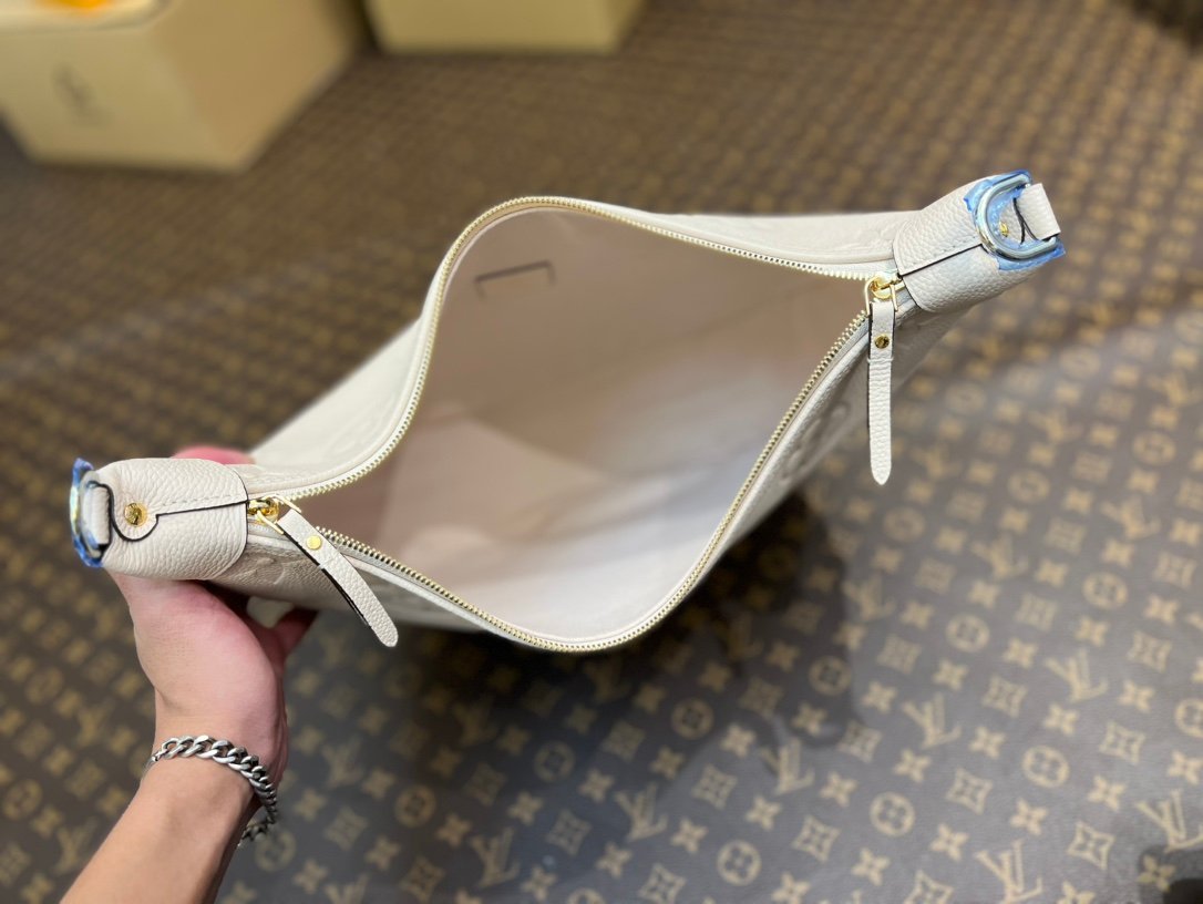 Replica Louis Vuitton  Loop Hobo  M46739