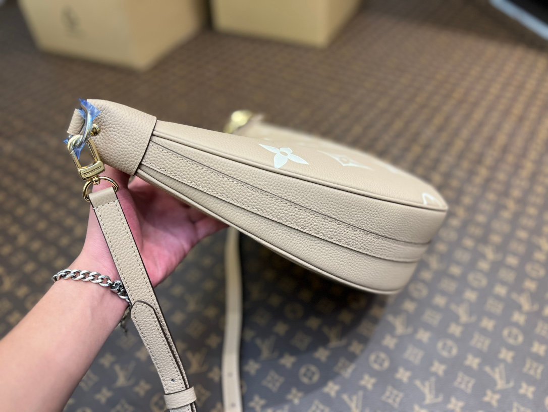 Replica Louis Vuitton  Loop Hobo  M46738